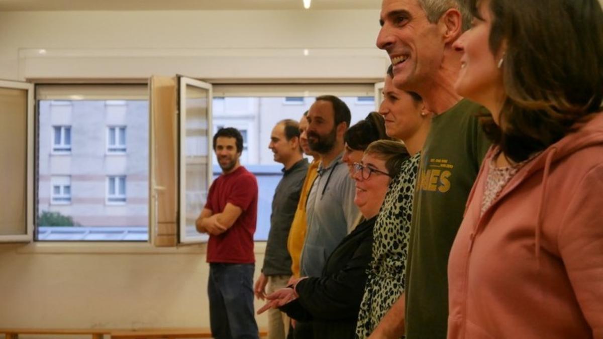 Imagen de un taller con padres y madres.