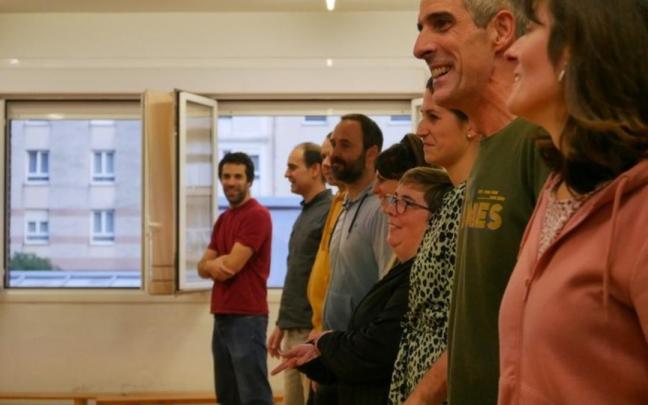 Imagen de un taller con padres y madres.