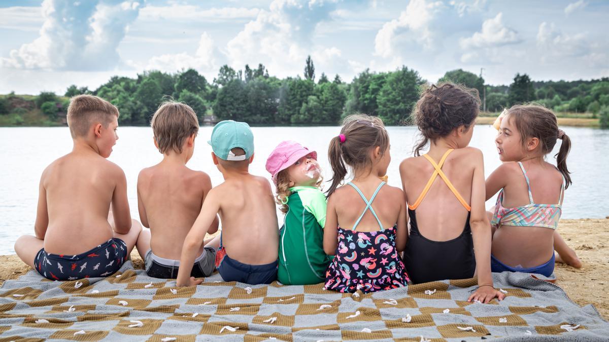 Niños y niñas disfrutando de una tarde en un lago.