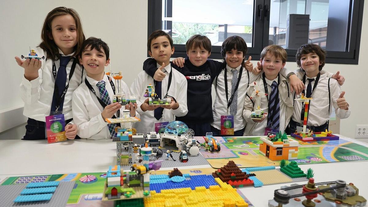 English School ha participado con alumnos de Primaria, que muestran su maqueta.