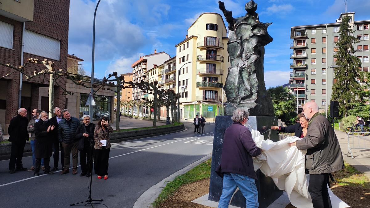 Presentación de la escultura 'Ongi etorri', donada por Antonio Oteiza, el pasado mes de noviembre.