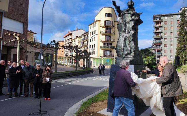 Presentación de la escultura 'Ongi etorri', donada por Antonio Oteiza, el pasado mes de noviembre.