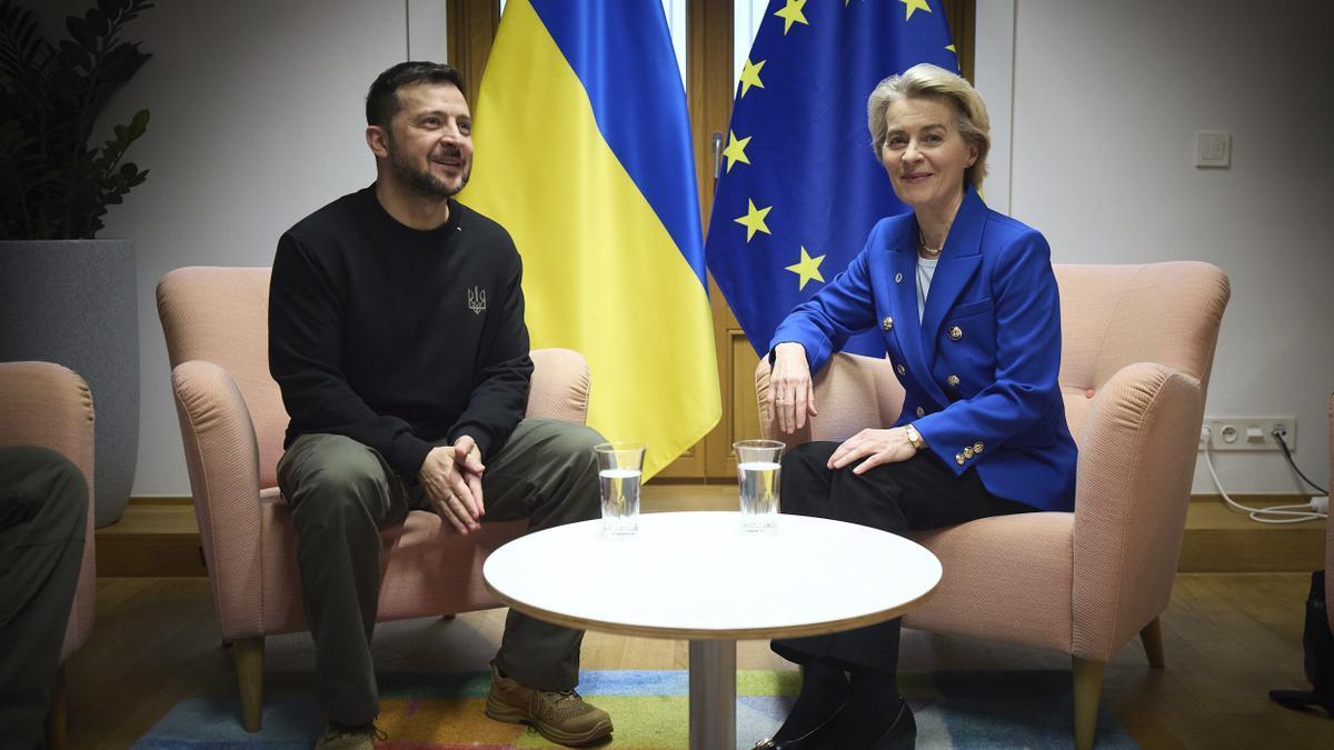 El presidente de Ucrania, Volodimir Zelenski, junto a la presidenta de la Comisión Europea, Ursula Von der Leyen