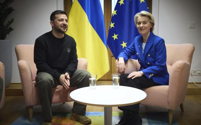 El presidente de Ucrania, Volodimir Zelenski, junto a la presidenta de la Comisión Europea, Ursula Von der Leyen