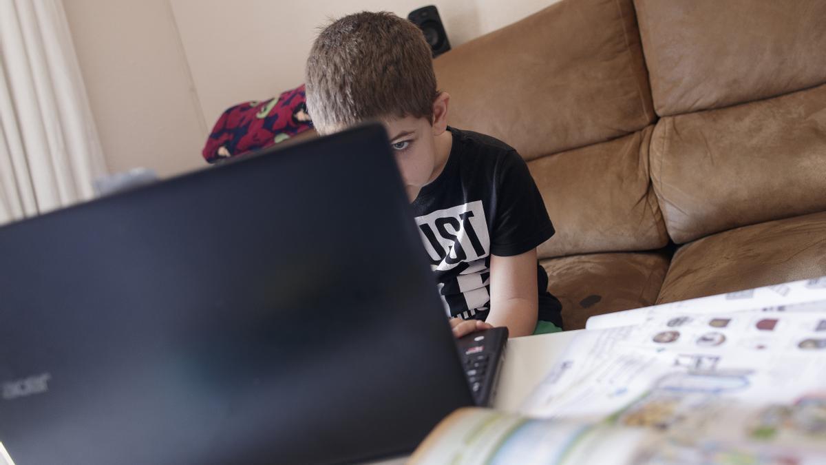 Virkkunen advierte de que "ningún niño debería estar a un clic de contenido dañino",