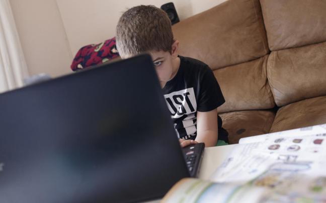 Virkkunen advierte de que "ningún niño debería estar a un clic de contenido dañino",