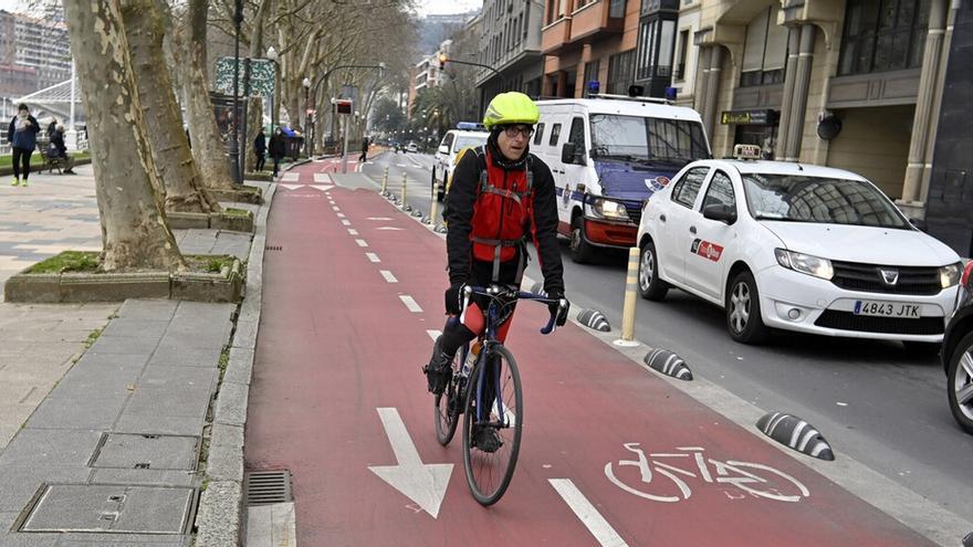 Un ciclista circula por el bidegorri de Abandoibarra