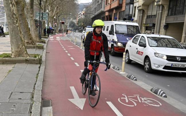 Un ciclista circula por el bidegorri de Abandoibarra
