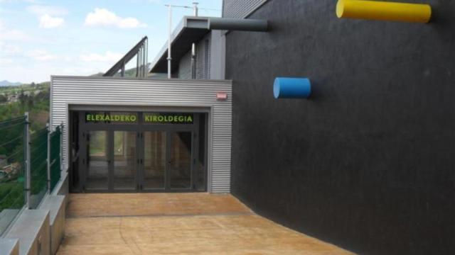 Como alternativa, el Ayuntamiento refuerza los horarios del polideportivo Elexalde