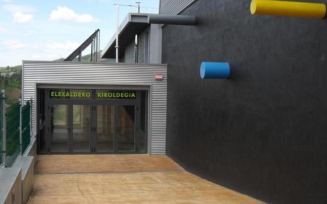 Como alternativa, el Ayuntamiento refuerza los horarios del polideportivo Elexalde