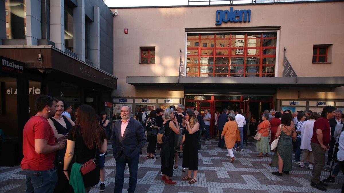 Espectadores en la entrada de los cines Golem Baiona.