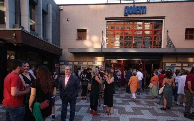 Espectadores en la entrada de los cines Golem Baiona.