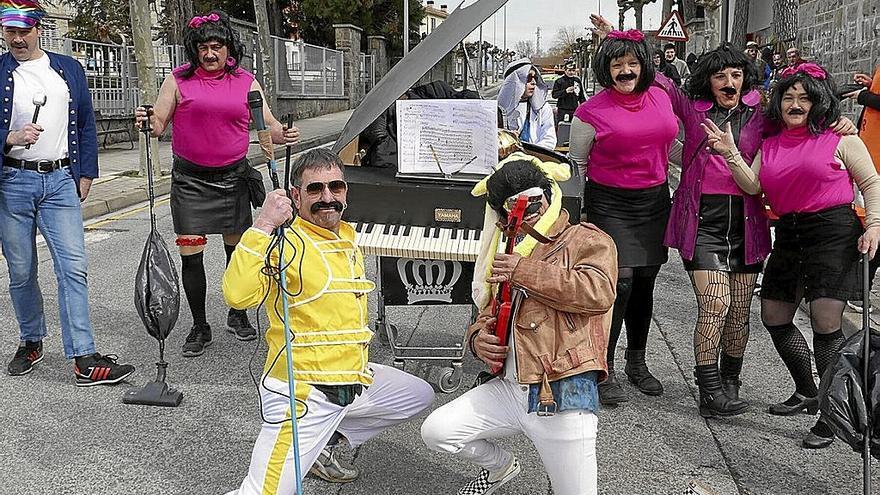 Queen se volvió a reunir ayer en Olazti para grabar el vídeo de ‘I want to break free’. Esta cuadrilla que ya estaba de Sanfermines, ganó el concurso de disfraces. Estre grupo de trabajadores de obras también se uni