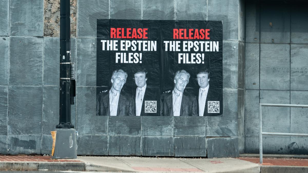 Carteles de denuncia de la relación etre Trump y Epstein.