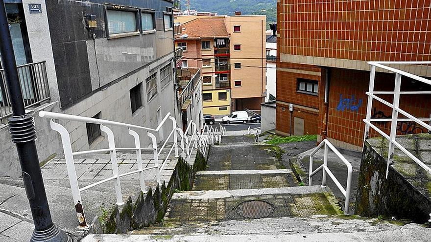 Gracias al ascensor se eliminarán las importantes barreras arquitectónicas entre las dos calles. | FOTO: DEIA