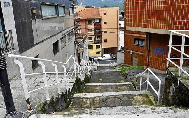 Gracias al ascensor se eliminarán las importantes barreras arquitectónicas entre las dos calles. | FOTO: DEIA Gracias al ascensor se eliminarán las importantes barreras arquitectónicas entre las dos calles. | FOTO: DEIA