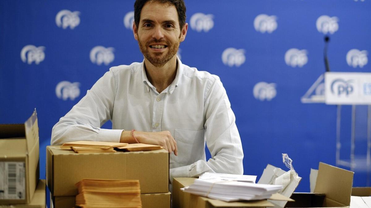 Sergio Sayas, candidato del PP al Congreso por Navarra, posa en la sede de Pamplona con el material electoral de los populares.