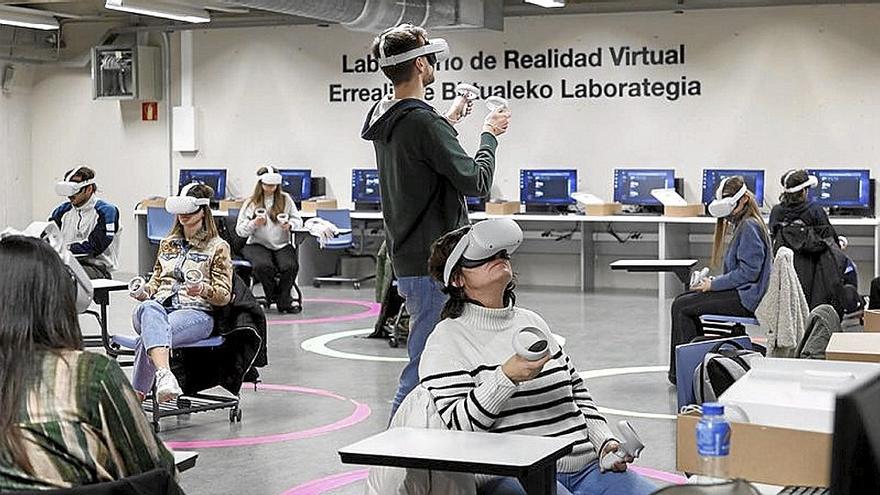 Estudiantes de la UPNA, en el Laboratorio de Realidad Virtual.