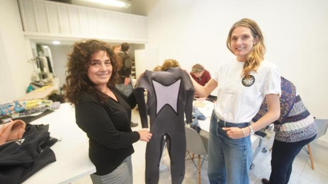 Teresa Agero, cofundadora de Euskadi Surfari, aboga por fomentar la convivencia multicultural a través de la práctica del surf.