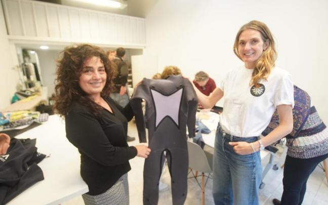 Teresa Agero, cofundadora de Euskadi Surfari, aboga por fomentar la convivencia multicultural a través de la práctica del surf.