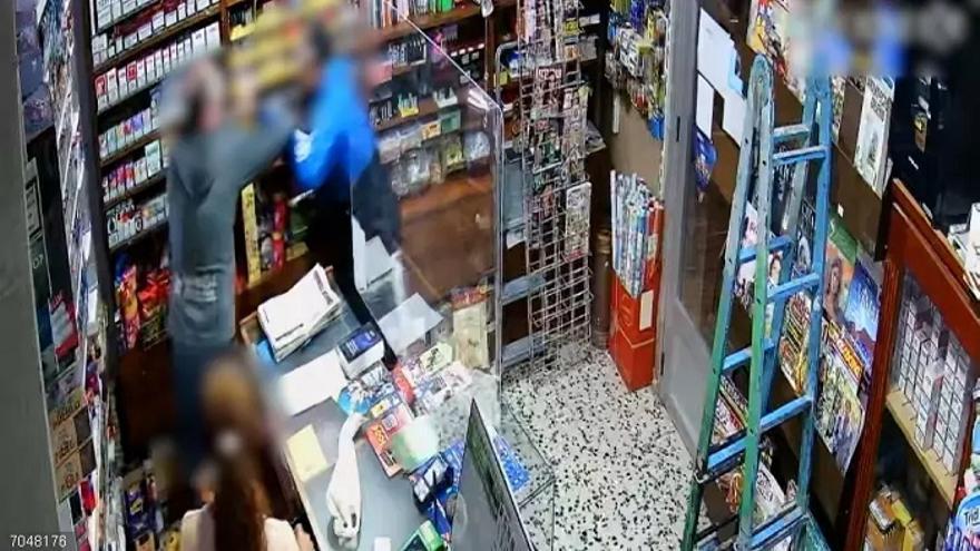 Uno de los atracadores forcejea con el dueño del estanco de Murillo de Rio Leza..