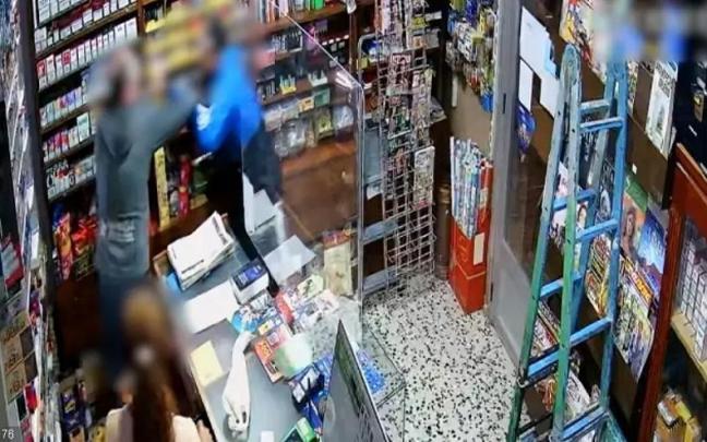 Uno de los atracadores forcejea con el dueño del estanco de Murillo de Rio Leza..