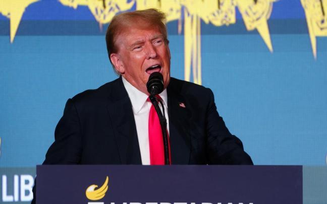 Donald Trump durante el mitin en el que recibió los silbidos y abucheos de los simpatizantes de la formación que cree en a libertad individual por encima de todo.