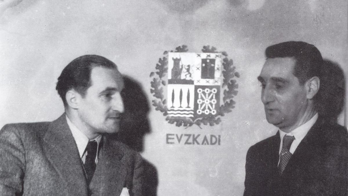 José Antonio Aguirre (izquierda), junto a quien sería su sucesor, Jesús María Leizaola