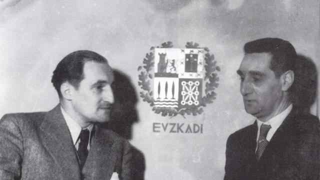 José Antonio Aguirre (izquierda), junto a quien sería su sucesor, Jesús María Leizaola