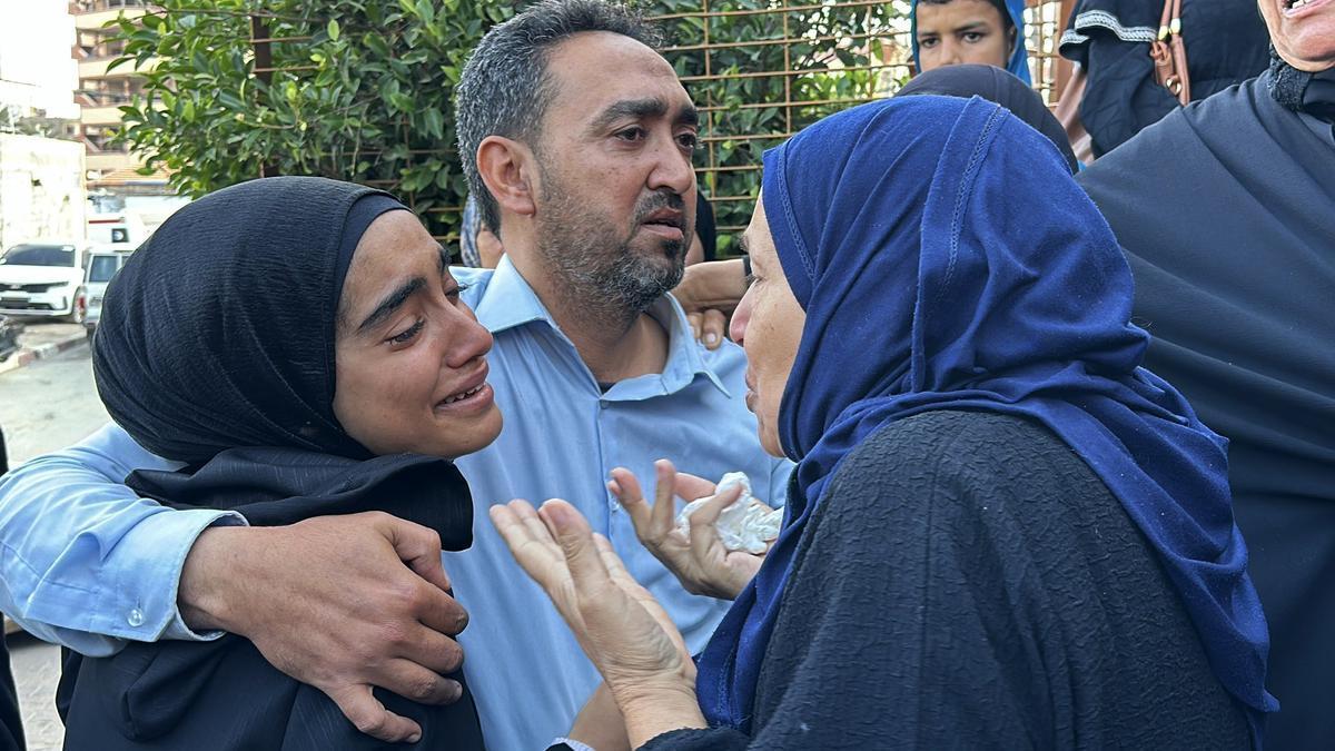 Palestinos lloran la pérdida de familiares en un ataque de Israel.