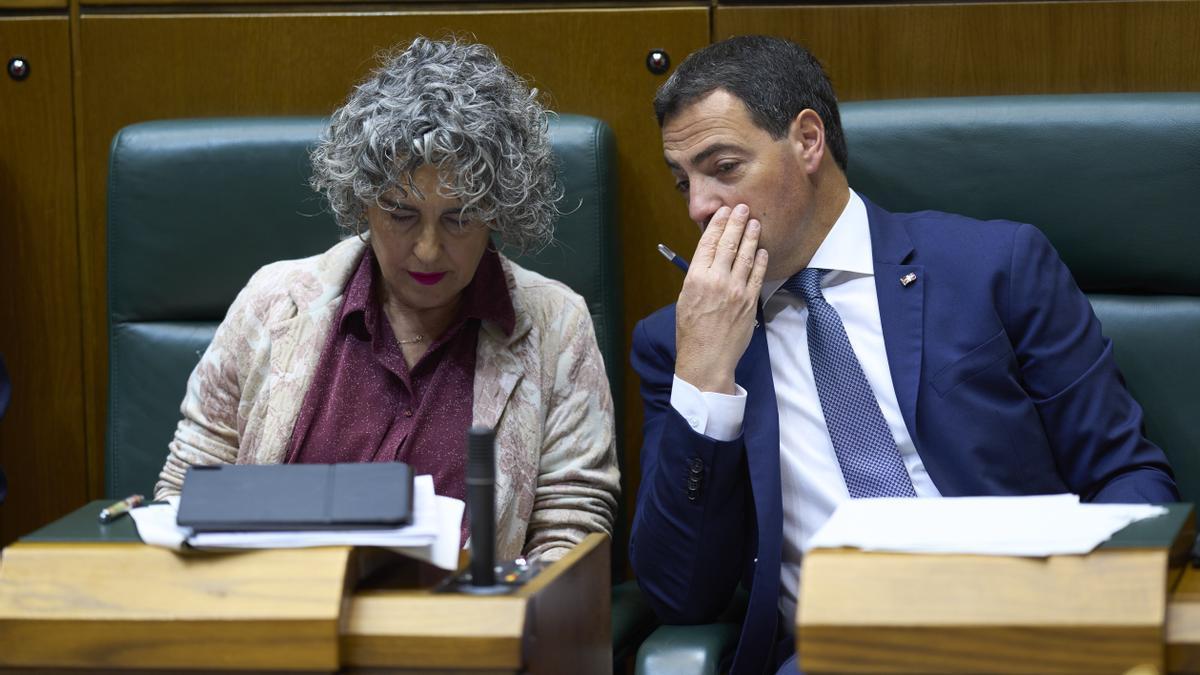 El lehendakari Pradales bisbisea con la vicelehendakari primera, Ibone Bengoetxea, en el pleno de control del Parlamento Vasco