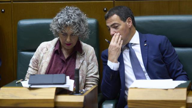 El lehendakari Pradales bisbisea con la vicelehendakari primera, Ibone Bengoetxea, en el pleno de control del Parlamento Vasco