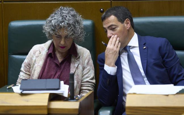 El lehendakari Pradales bisbisea con la vicelehendakari primera, Ibone Bengoetxea, en el pleno de control del Parlamento Vasco