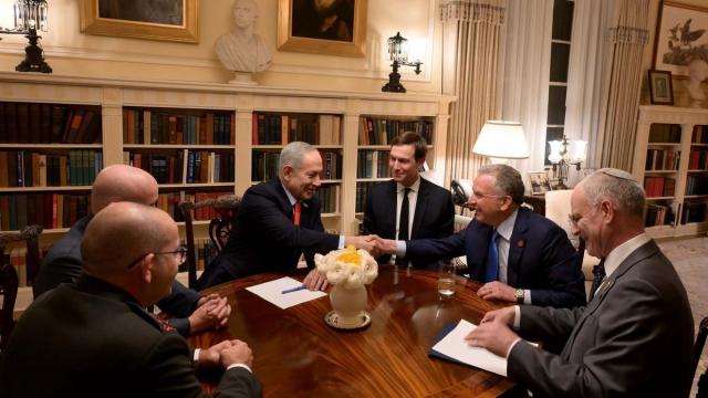 En el centro, el primer ministro israelí, Benjamin Netanyahu, junto a los representantes estadounidenses Steve Wittkof y Jared Kushner.