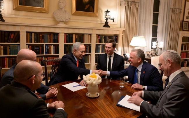 En el centro, el primer ministro israelí, Benjamin Netanyahu, junto a los representantes estadounidenses Steve Wittkof y Jared Kushner.