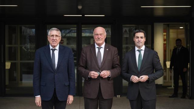 El coordinador europeo del corredor atlántico, François Bausch; el presidente de Nueva Aquitania, Alain Rousset, y el lehendakari, Imanol Pradales, el lunes en Burdeos