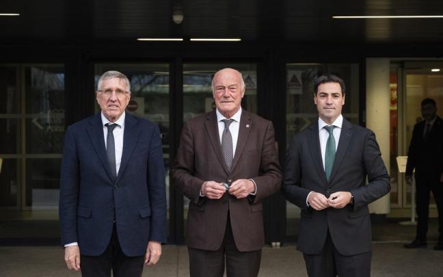 El coordinador europeo del corredor atlántico, François Bausch; el presidente de Nueva Aquitania, Alain Rousset, y el lehendakari, Imanol Pradales, el lunes en Burdeos
