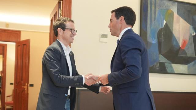 El lehendakari, Imanol Pradales, recibe al líder de EH Bildu en el Parlamento Vasco, Pello Otxandiano