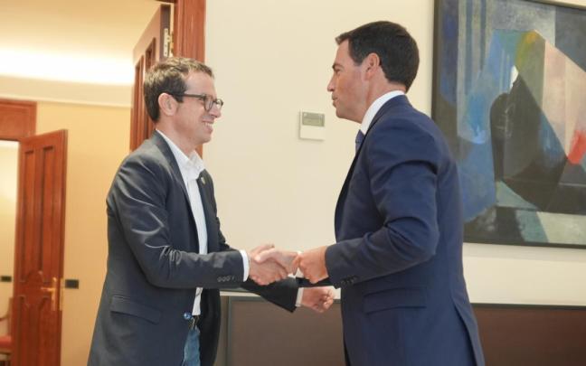El lehendakari, Imanol Pradales, recibe al líder de EH Bildu en el Parlamento Vasco, Pello Otxandiano