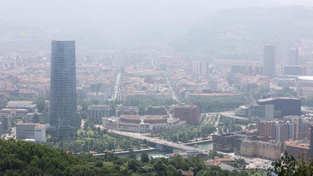 Estampa de Bilbao durante la jornada de hoy por los efectos de la calima