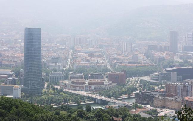 Estampa de Bilbao durante la jornada de hoy por los efectos de la calima / Pankra Nieto Estampa de Bilbao durante la jornada de hoy por los efectos de la calima