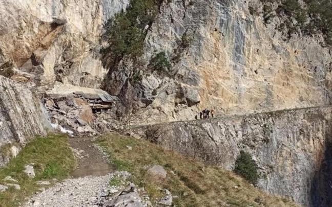 Imagen de archivo de un derrumbe de tierra en un tramo de la Ruta del Cares, en Picos de Europa. / 112-Asturias Imagen de archivo de un derrumbe de tierra en un tramo de la Ruta del Cares, en Picos de Europa.