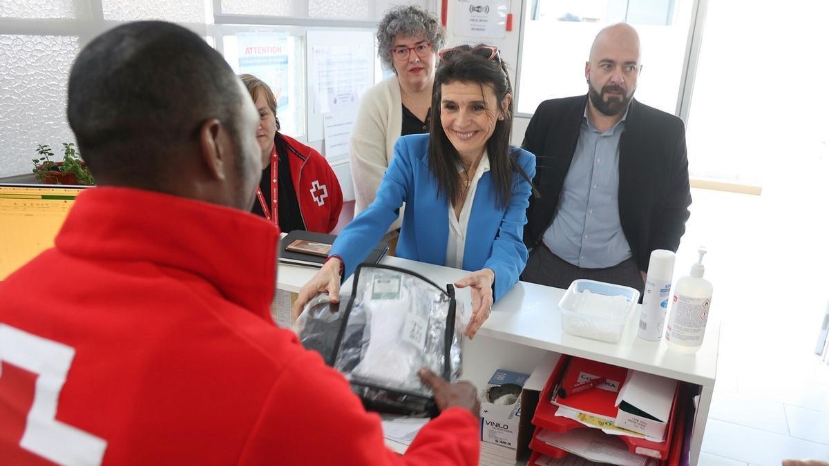 La consejera vasca de Igualdad, Justicia y Políticas Sociales; Nerea Melgosa, charla con un voluntario de Cruz Roja.