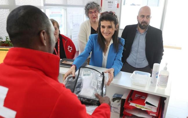 La consejera vasca de Igualdad, Justicia y Políticas Sociales; Nerea Melgosa, charla con un voluntario de Cruz Roja.