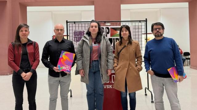 Representantes de CCOO con Ane Elordi, coordinadora de Korrika.
