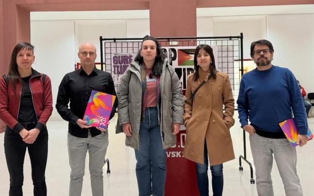 Representantes de CCOO con Ane Elordi, coordinadora de Korrika.