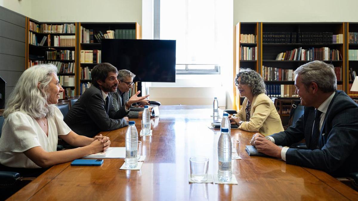 Imagen de la reunión mantenida entre la vicelehendakari y consejera de cultura, Ibone Bengoetxea, y el ministro de Cultura, Ernest Urtasun