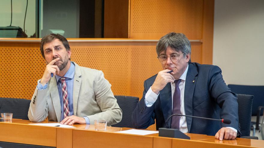 El líder de Junts y eurodiputado, Carles Puigdemont, y el eurodiputado Antoni Comín.