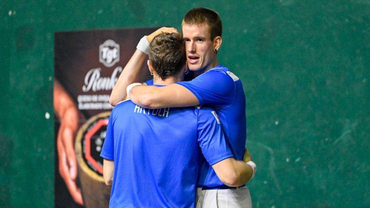 Artola y Mariezkurrena II celebran el triunfo en un partido del Parejas.