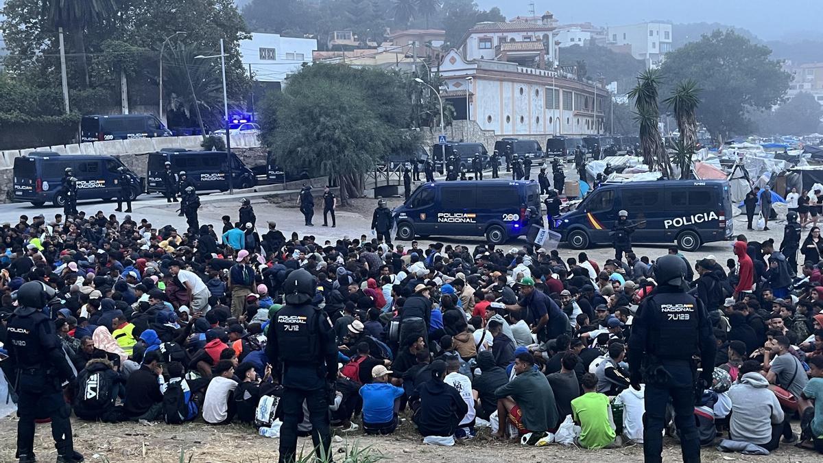 La Policía Nacional desaloja la playa del Trampolín en Ceuta